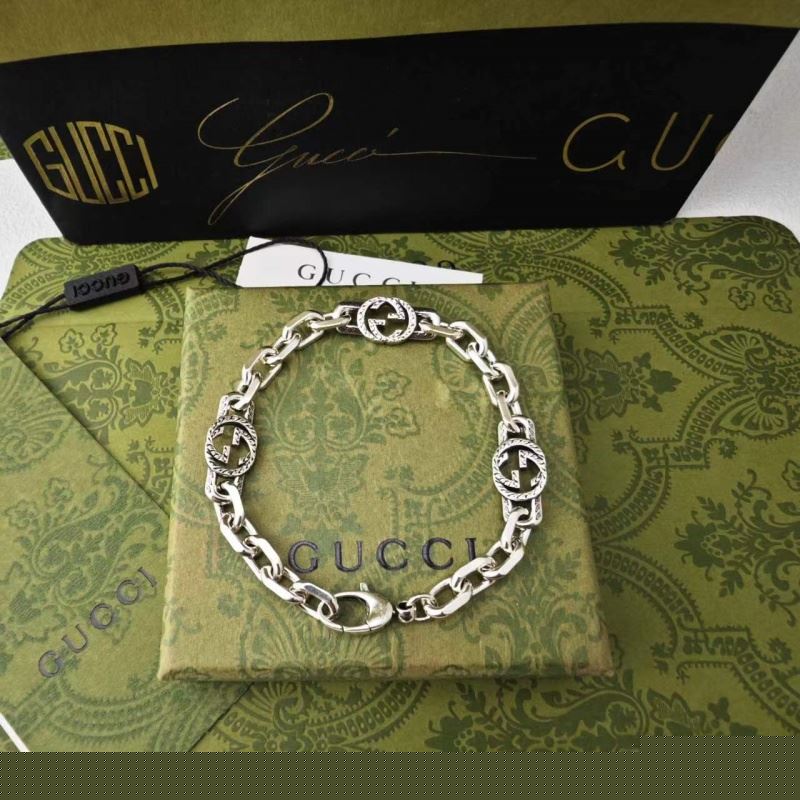 G*u*i necklaces